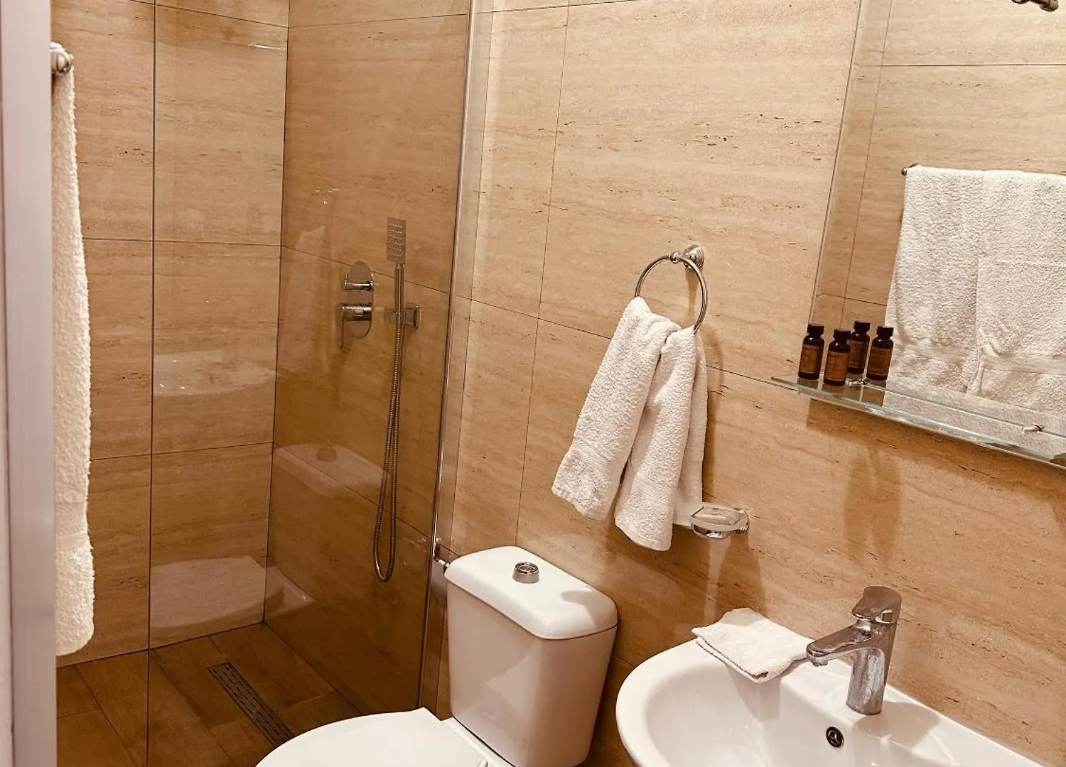 Auto Tana Guest House Tirana Panzió